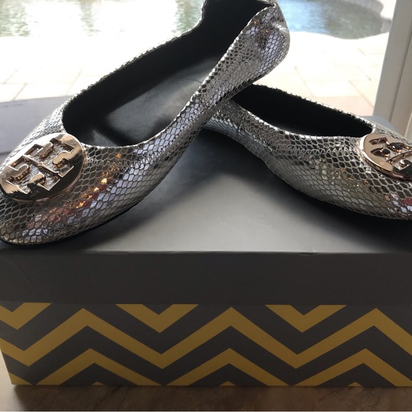 Tory Burch Reva Foil Fish Scale Print Flats Metallic Pewter Women's Size 8 - Picture 3 of 4